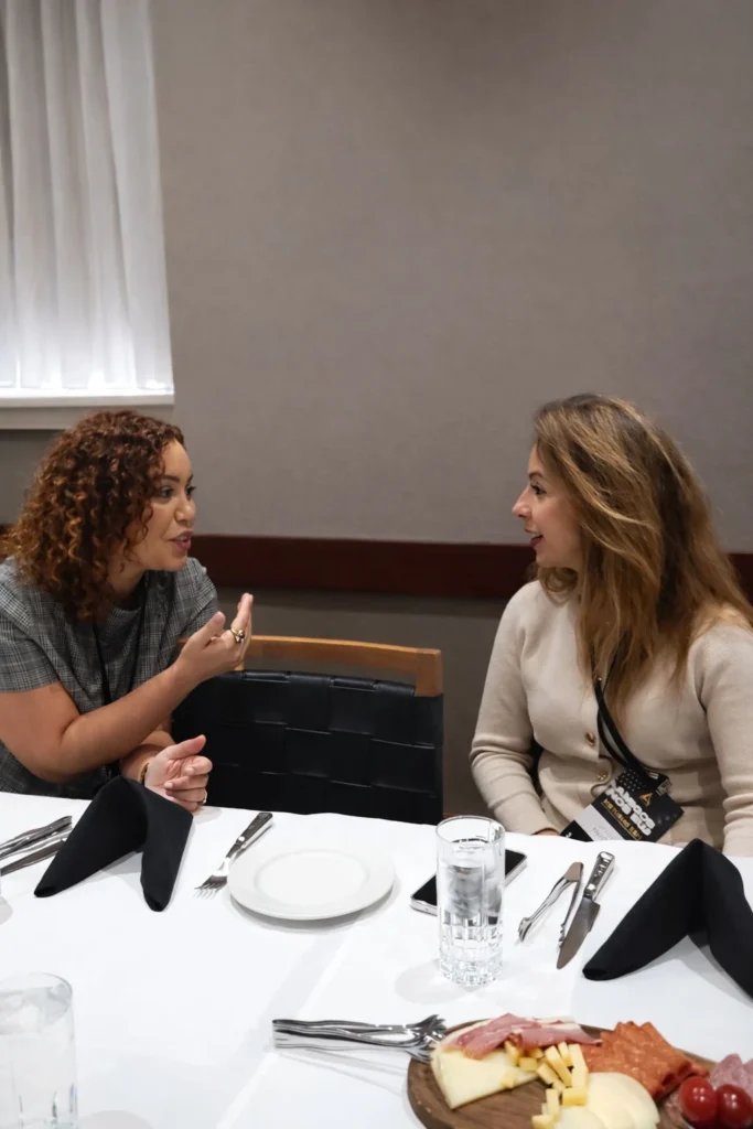 Troca de experiências entre participantes durante o evento Amigos nos EUA em Chicago, em um momento de conversa próxima e acolhedora