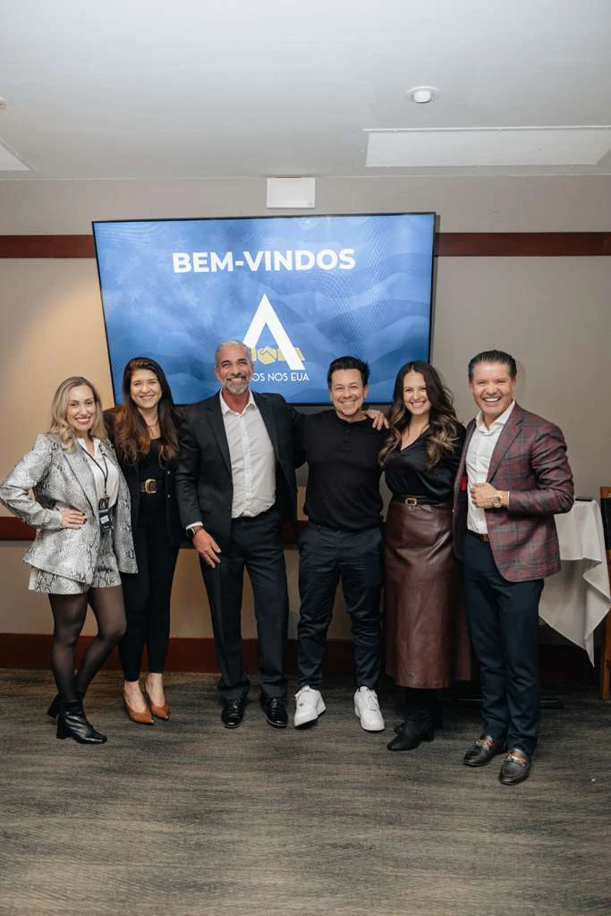 Equipe e participantes reunidos no evento Amigos nos EUA em Chicago, simbolizando a consolidação do ecossistema e o início de um novo capítulo na cidade