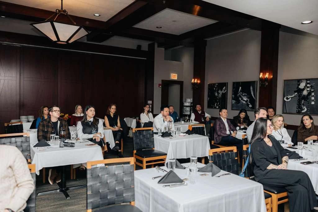 Participantes atentos durante o evento Amigos nos EUA em Chicago, em um ambiente de troca, aprendizado e conexão entre a comunidade