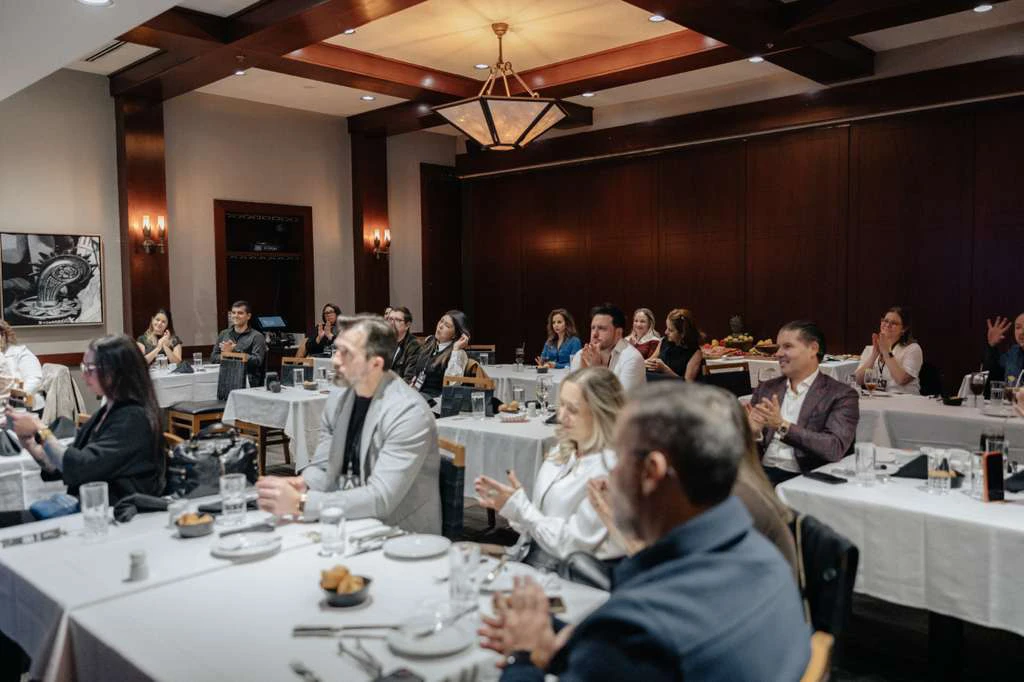 Momento de engajamento e interação do público durante o evento Amigos nos EUA em Chicago, reforçando o espírito de comunidade e networking