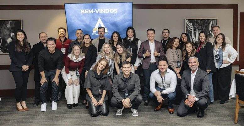 Grupo de participantes reunidos no evento Amigos nos EUA em Chicago, marcando a chegada oficial do projeto à cidade em novembro de 2025