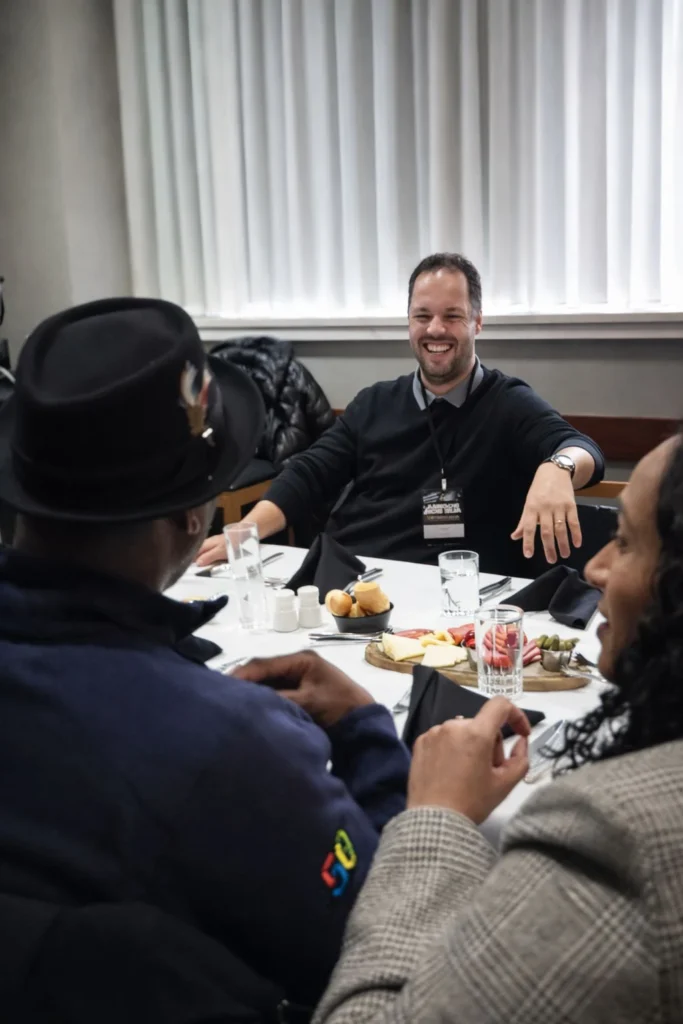 Momento de networking e conversa entre participantes durante o primeiro evento do Amigos nos EUA em Chicago em 2026