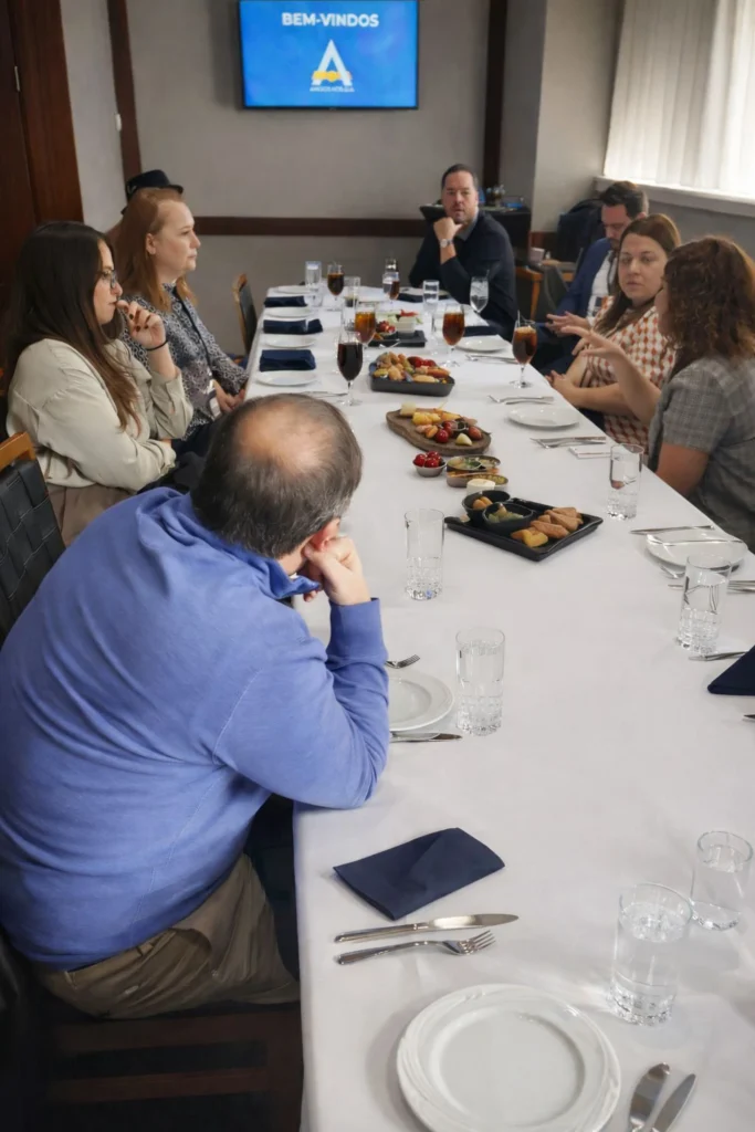 Participantes reunidos em roda de conversa durante o evento Amigos nos EUA em Chicago, fortalecendo conexões e troca de experiências